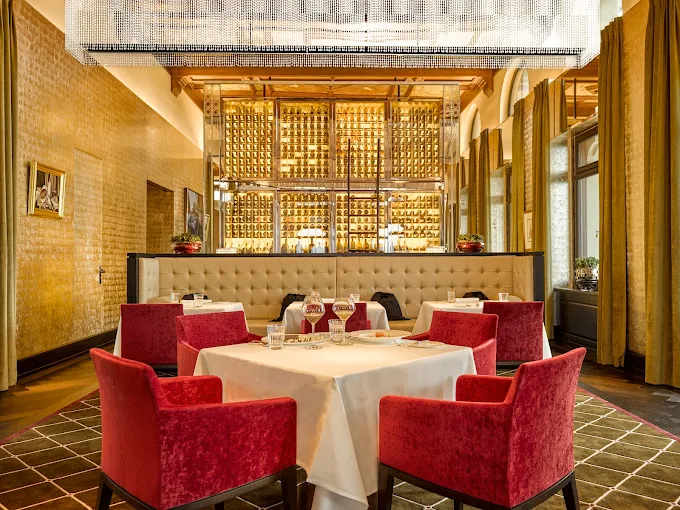 Elegant table setting at The Restaurant, Zurich – chauffeured by comforttransfer